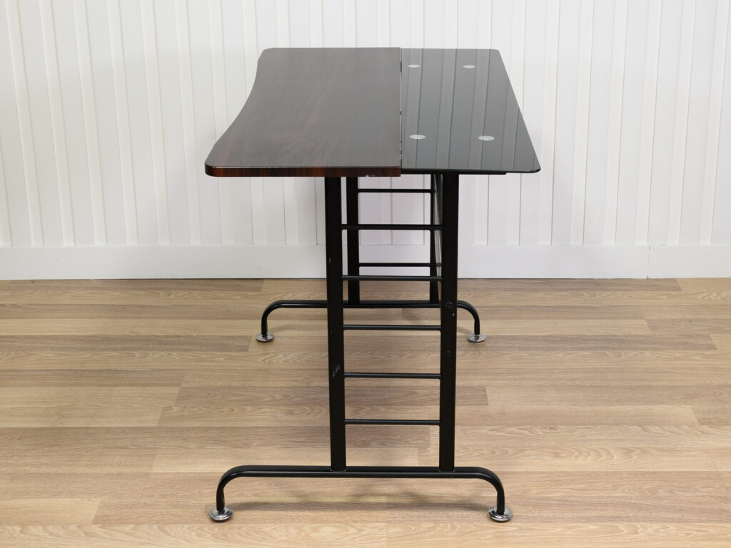 Bureau d’ordinateur compact en verre noir et métal