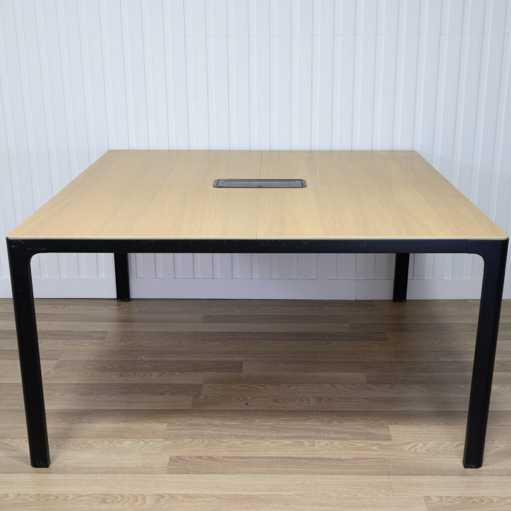 Table de conférence IKEA BEKANT 55 x 55 po avec système de gestion des câbles intégré