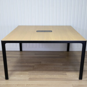 Table de conférence IKEA BEKANT 55 x 55 po avec système de gestion des câbles intégré