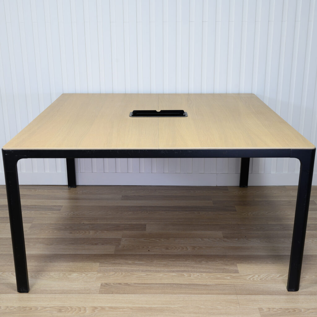 Table de conférence IKEA BEKANT 55 x 55 po avec système de gestion des câbles intégré