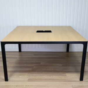 Table de conférence IKEA BEKANT 55 x 55 po avec système de gestion des câbles intégré