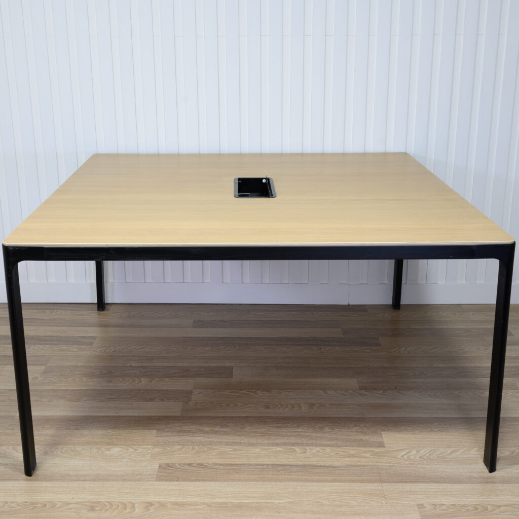 Table de conférence IKEA BEKANT 55 x 55 po avec système de gestion des câbles intégré