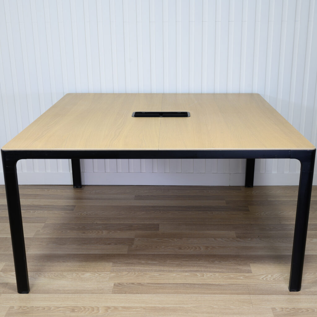 Table de conférence IKEA BEKANT 55 x 55 po avec système de gestion des câbles intégré