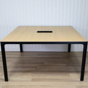 Table de conférence IKEA BEKANT 55 x 55 po avec système de gestion des câbles intégré