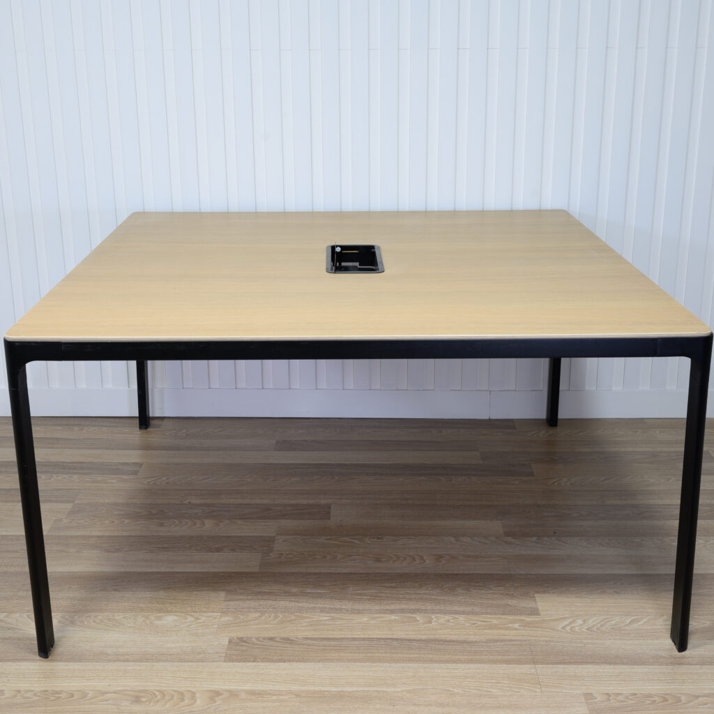 Table de conférence IKEA BEKANT 55 x 55 po avec système de gestion des câbles intégré