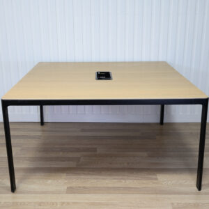 Table de conférence IKEA BEKANT 55 x 55 po avec système de gestion des câbles intégré